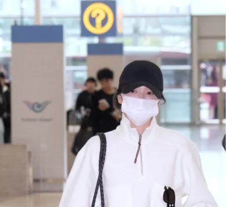 Hadiri Milan Fashion Week, Song Hye-kyo Kenakan Busana Tertutup