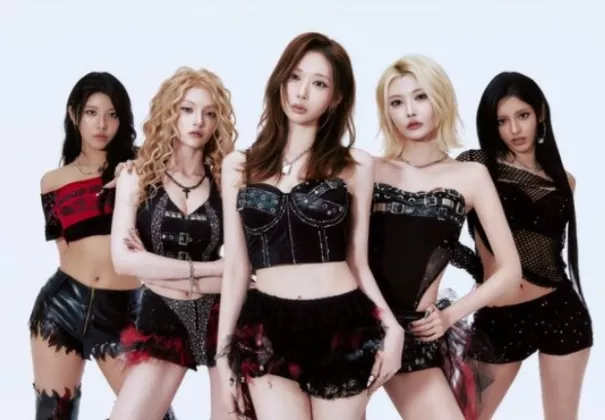 EXIN, Visual Album Penuh Pertama yang Bergantian Antara Nuansa Girl Crush dan Fiksi Ilmiah