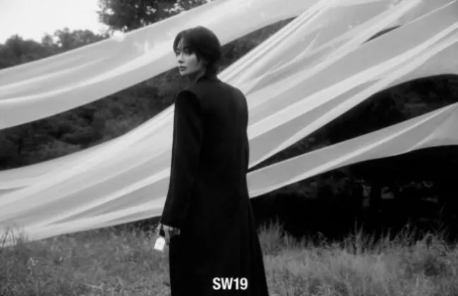 Aura Misterius Jeonghan SEVENTEEN jadikan Duta Merek Global Baru
