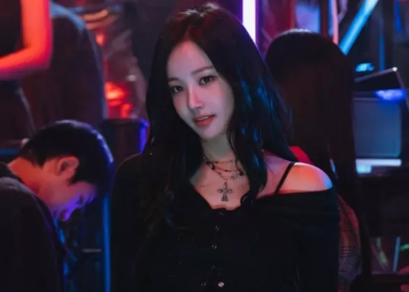Sisi Lain Yeonwoo Pekerja Profesional dengan Gaya Hidup yang Tidak Tetap