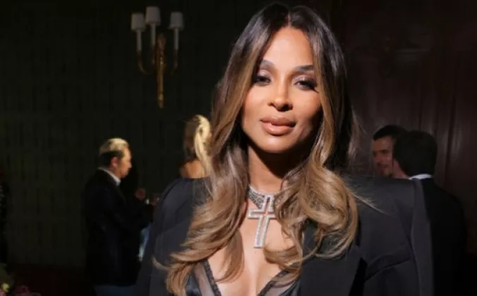 Luar Biasa Meskipun Hamil: Ciara Tampil Memukau di Atas Panggung Peragaan Busana