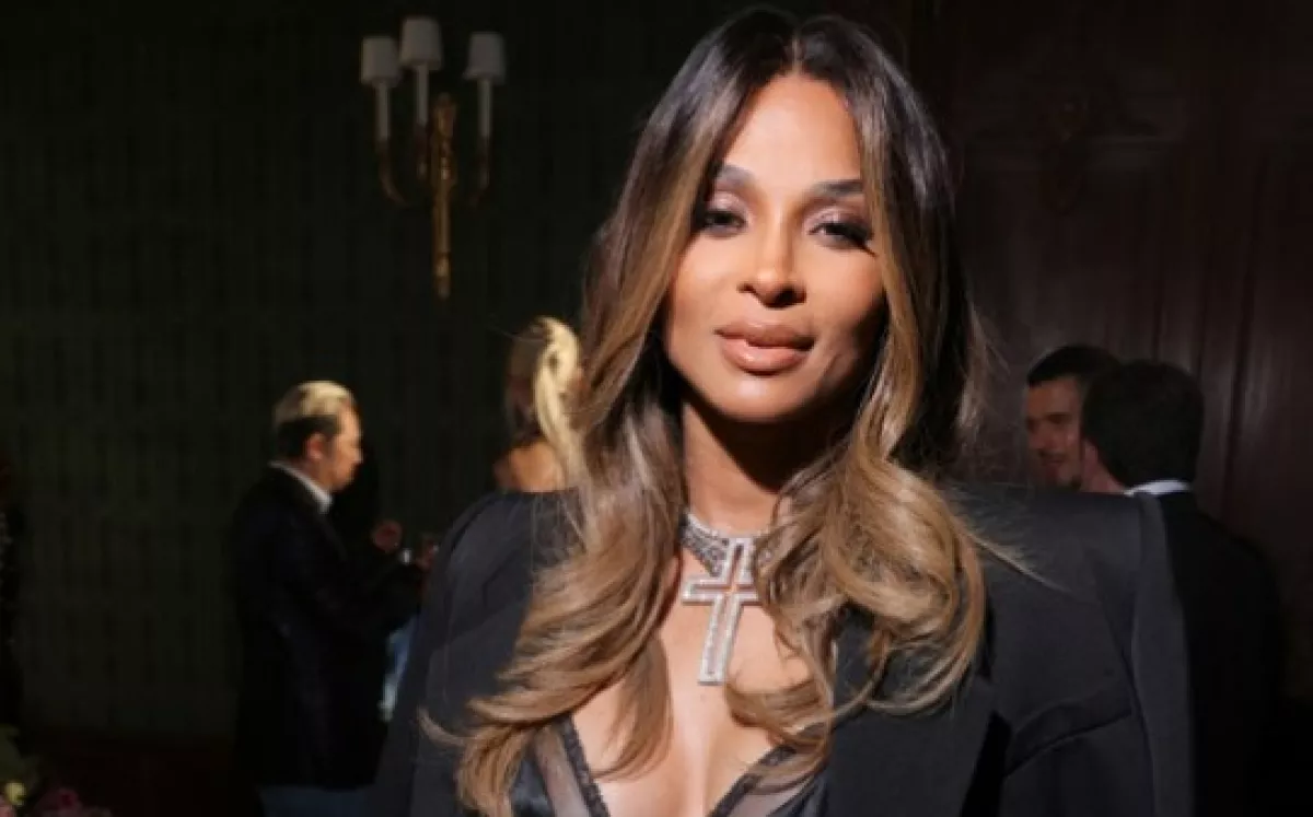 Luar Biasa Meskipun Hamil: Ciara Tampil Memukau di Atas Panggung Peragaan Busana