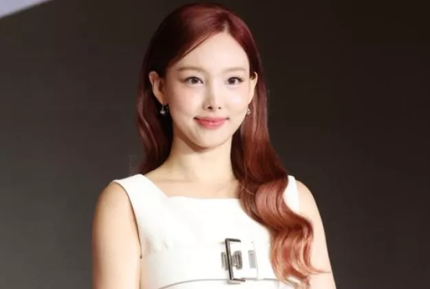 Nayeon TWICE Tampil sebagai Bintang Tamu Kejutan di Konser Charlie Puth di Korea