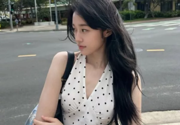 Aktris Noh Yoon-seo Pikat Perhatian Penggemar dengan Gaun Halterneck