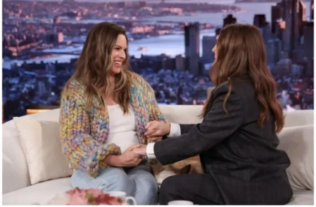 Hilary Swank Bantah Kritik atas Kehamilan Ketiganya di Usia 50-an