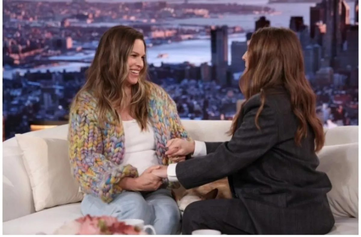 Hilary Swank Bantah Kritik atas Kehamilan Ketiganya di Usia 50-an