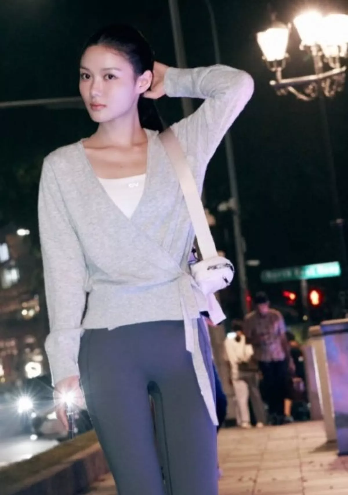 Pesona Kim Yoo-jung Tampak seperti Pemotretan Pakaian Olahraga