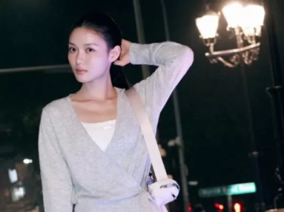 Pesona Kim Yoo-jung Tampak seperti Pemotretan Pakaian Olahraga