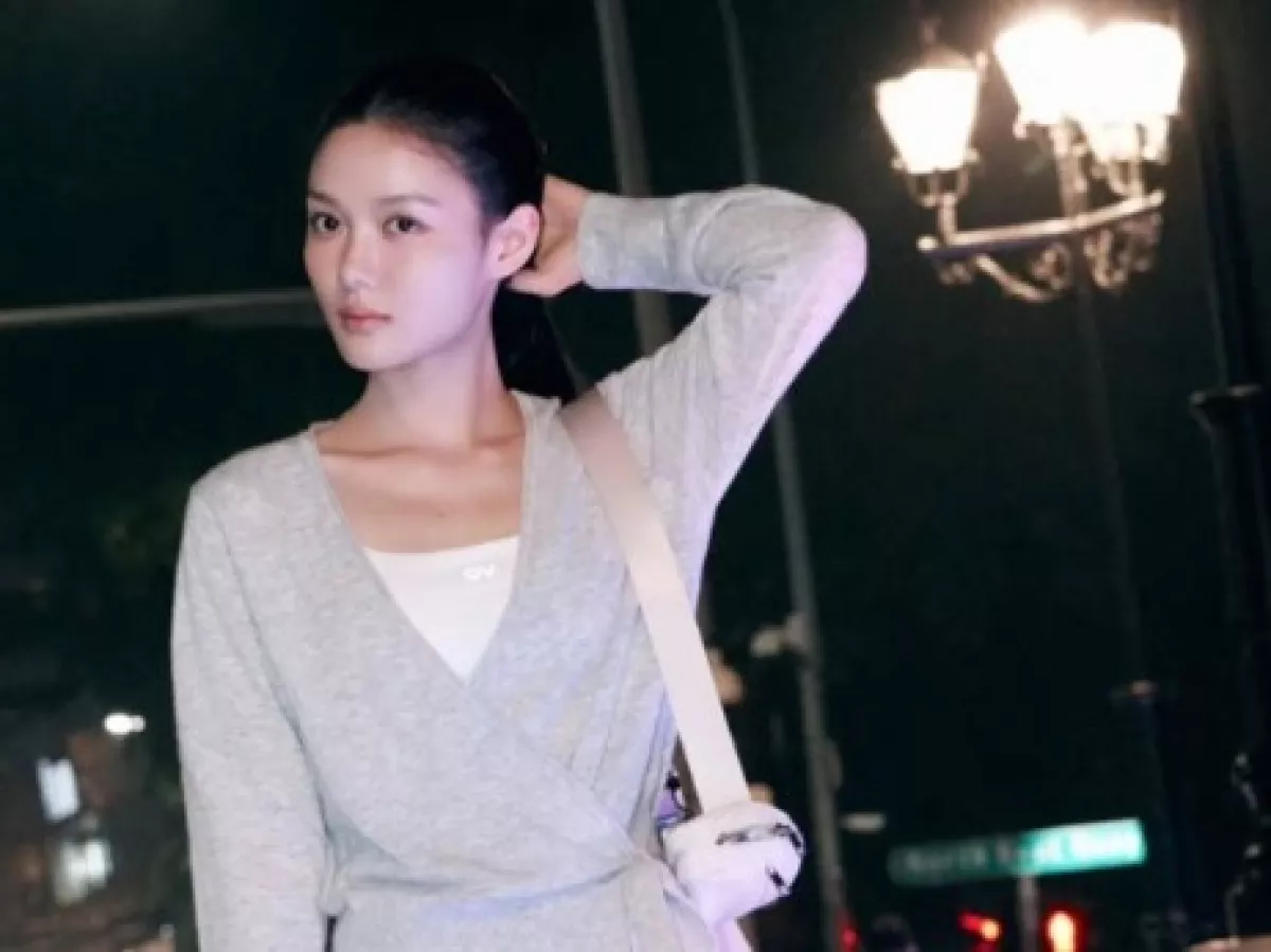 Pesona Kim Yoo-jung Tampak seperti Pemotretan Pakaian Olahraga