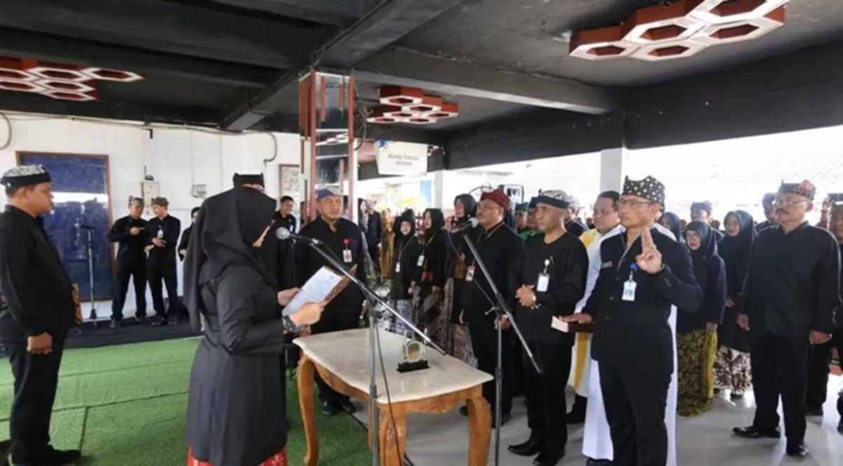 Bupati Ipuk Lantik 52 ASN Banyuwangi di Pasar Rogojampi