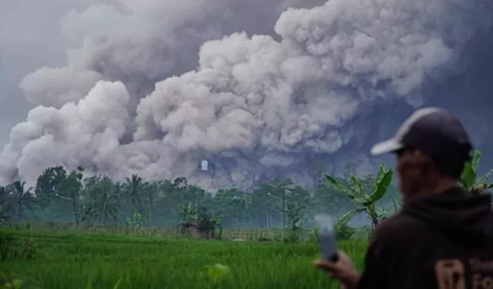 Detik-Detik Gunung Semeru Erupsi! Lava dan Awan Panas Ancam Kawasan Besuk Kobokan