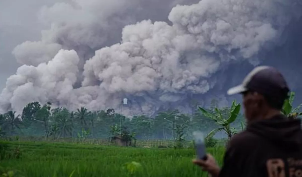 Detik-Detik Gunung Semeru Erupsi! Lava dan Awan Panas Ancam Kawasan Besuk Kobokan