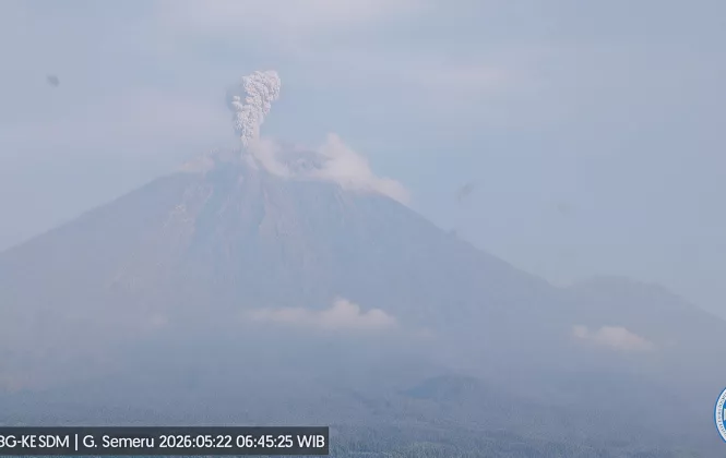 MENCEKAM! Gunung Semeru Semburkan Kolom Abu 1.000 Meter pada Jumat Pagi