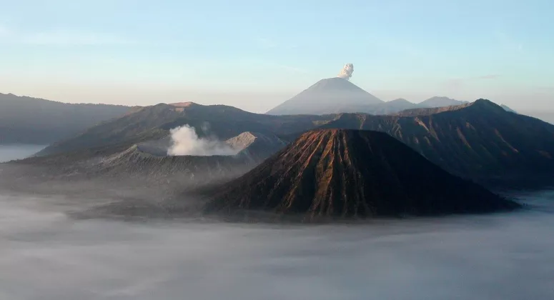 JANGAN NEKAT! Gunung Bromo Ditutup Total Mulai 30 Mei 2026