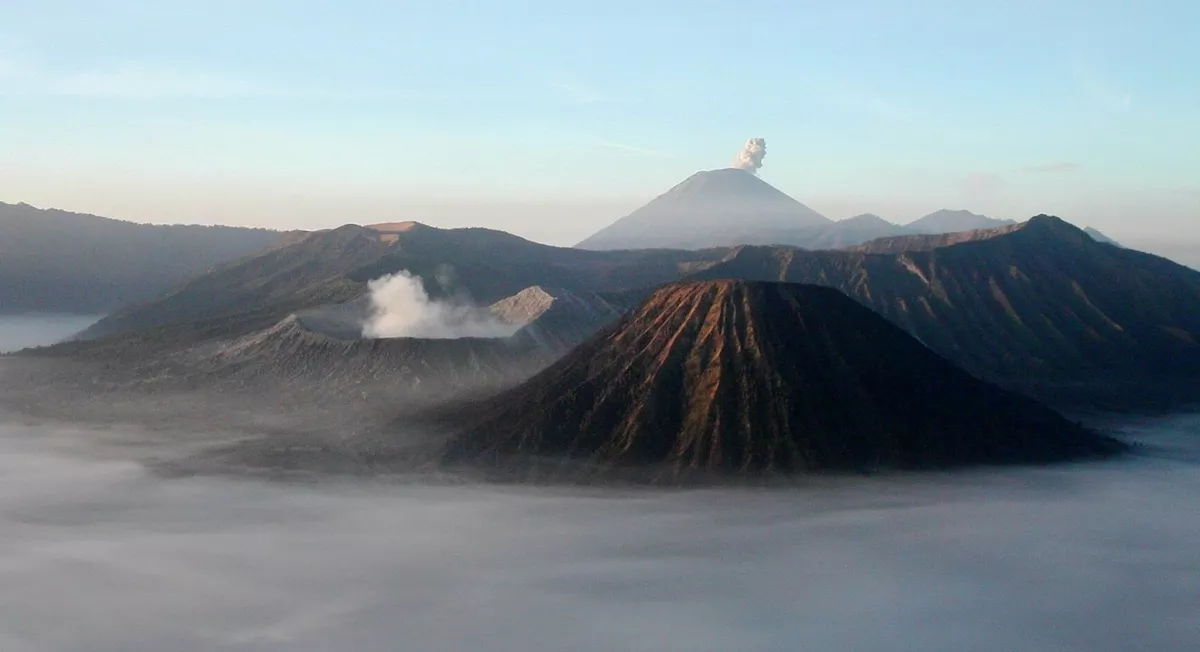 JANGAN NEKAT! Gunung Bromo Ditutup Total Mulai 30 Mei 2026