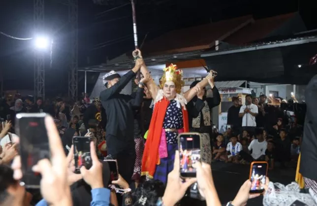 Ngeri Tapi Siipp! Penari Kesurupan Roh Leluhur, Ritual Seblang Bakungan Banyuwangi Pukau Turis Asing