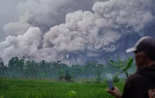 Semeru Muntahkan Erupsi Beruntun 4 Kali Rabu Pagi, Status Siaga Darurat