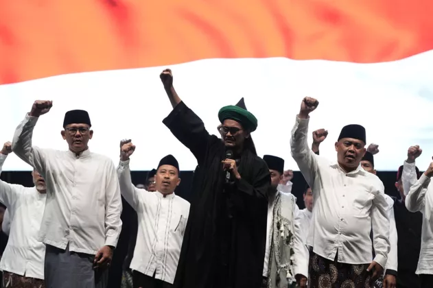 Lautan Manusia Putihkan Lapangan Denggung Gus Ali Gondrong dan Gus Muwafiq Getarkan Hari Jadi Sleman