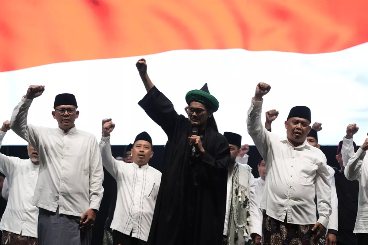 Lautan Manusia Putihkan Lapangan Denggung Gus Ali Gondrong dan Gus Muwafiq Getarkan Hari Jadi Sleman
