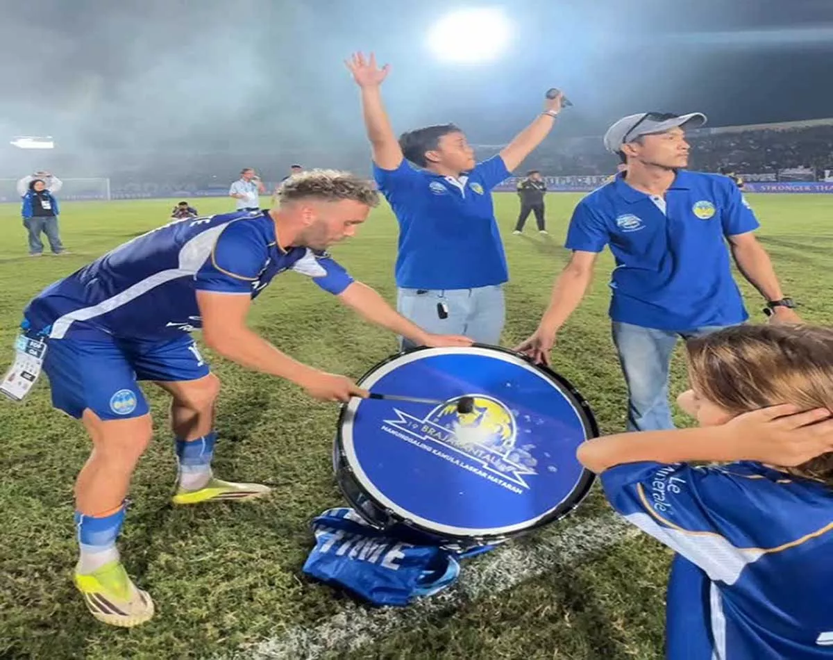 SATU JIWA di SSA! Aksi Gila Ze Valente Tabuh Drum Suporter Usai PSIM Hancurkan Madura United 2-1 