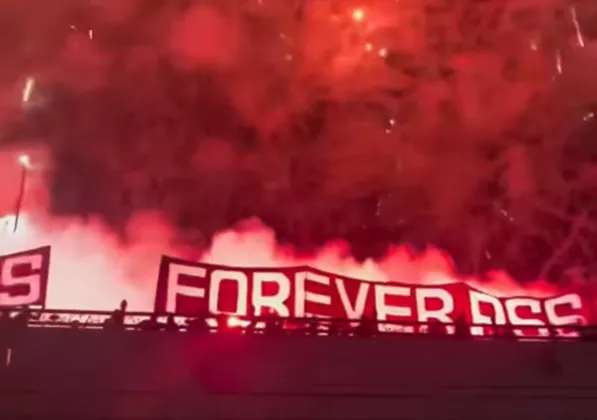 LANGIT JOMBOR MERAH MEMBARA, Ribuan Suporter Pesta Kembang Api Rayakan 50 Tahun PSS Sleman  
