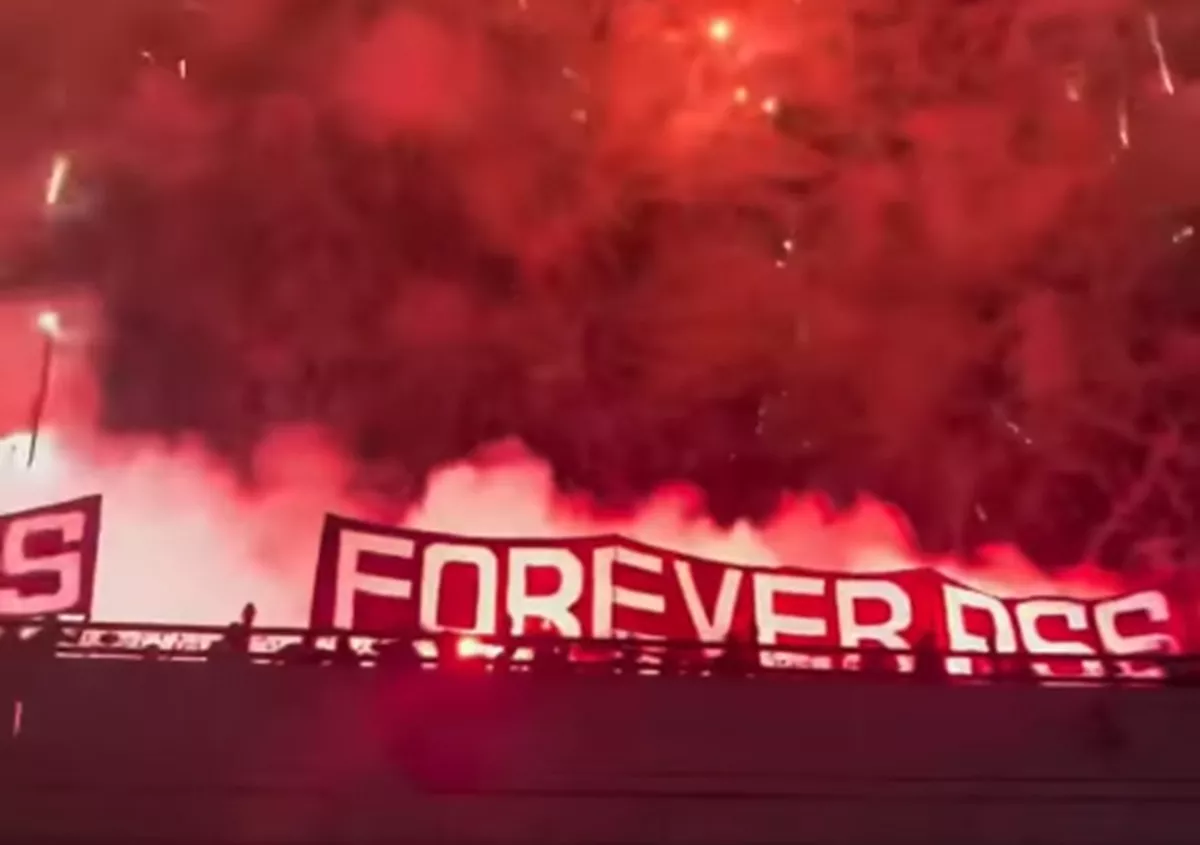 LANGIT JOMBOR MERAH MEMBARA, Ribuan Suporter Pesta Kembang Api Rayakan 50 Tahun PSS Sleman  