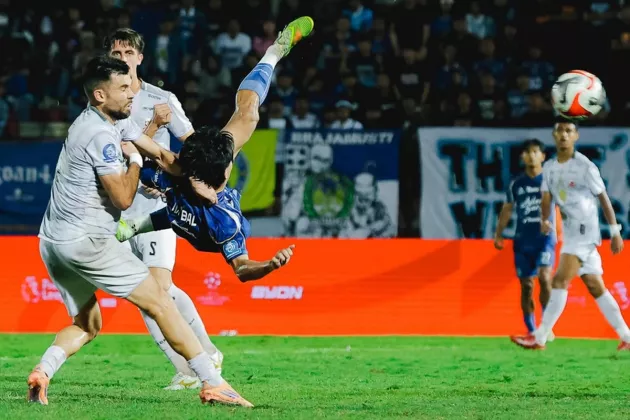 SPEKTAKULER! Gol Salto Penggawa PSIM Jogja Muhammad Iqbal Terbaik di Super League Musim Ini