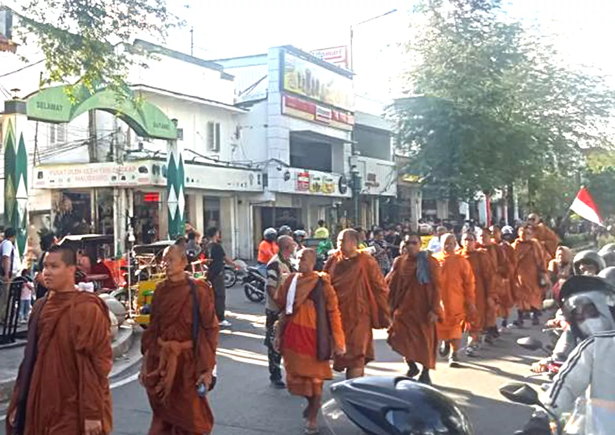 Kaki Dijahit dan Tolak Hotel Mewah, Kisah Haru 57 Biksu Lintas Negara Saat Disambut Sultan HB X
