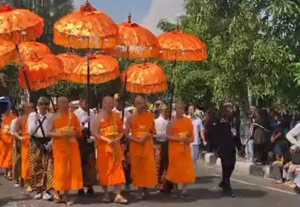 Khidmat, Ribuan Umat Buddha Selesai Gelar Kirab Sakral Mendut Hingga Borobudur
