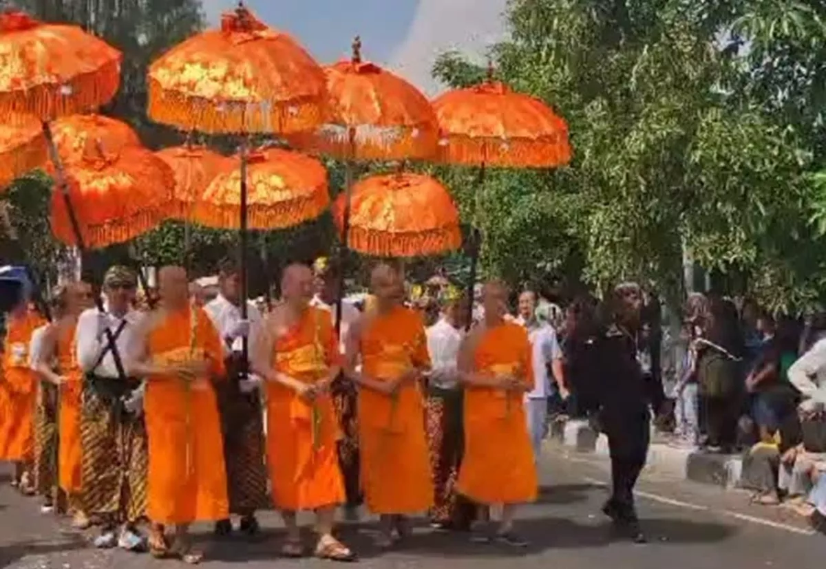 Khidmat, Ribuan Umat Buddha Selesai Gelar Kirab Sakral Mendut Hingga Borobudur