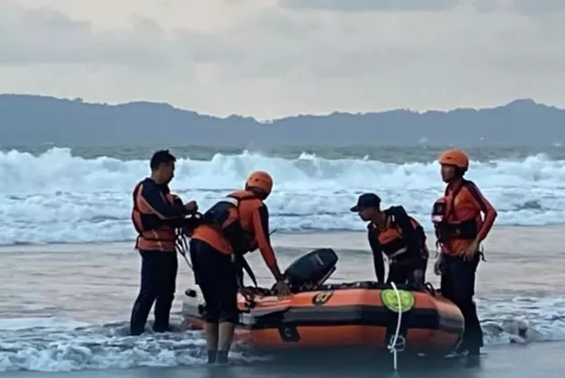6 Wisatawan Terseret Ombak di Pantai Menganti Cilacap, 4 Selamat 2 Masih Dicari 