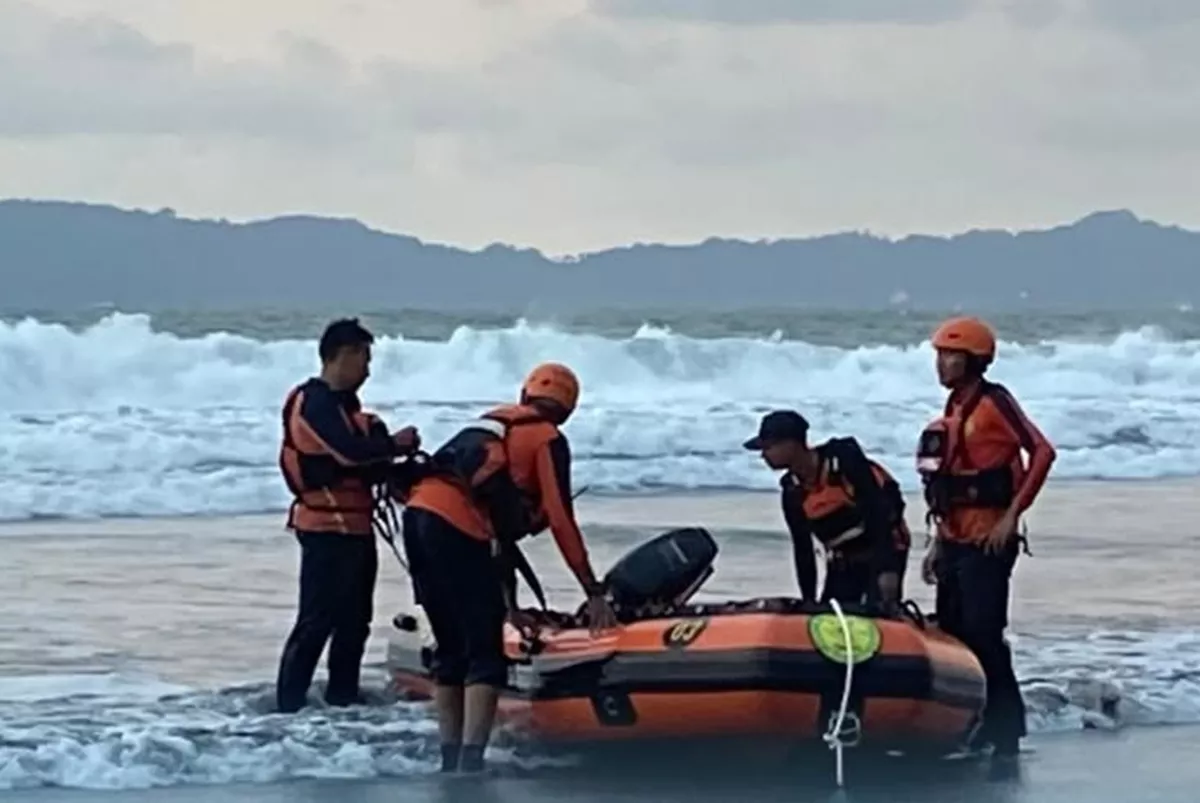 6 Wisatawan Terseret Ombak di Pantai Menganti Cilacap, 4 Selamat 2 Masih Dicari 