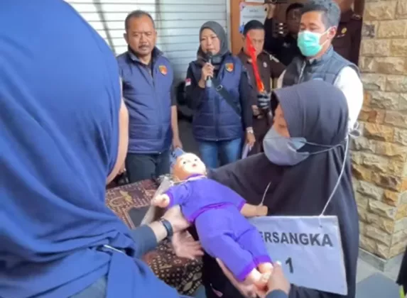 Tangis dan Amuk Orang Tua Pecah di Daycare Little Aresha, 13 Tersangka Diteriaki Pembunuh Kemanusiaan!
