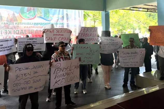 Notaris dan PPAT Geruduk BPN Sleman, Protes Pelayanan Lambat: Pejabat Ganti Aturan Ganti!