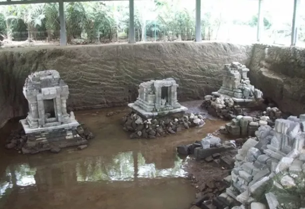 Tertanam 4 Meter di Bawah Lantai, Emas Kuno dan Dua Arca Dewa Surya Ditemukan di Candi Losari Magelang