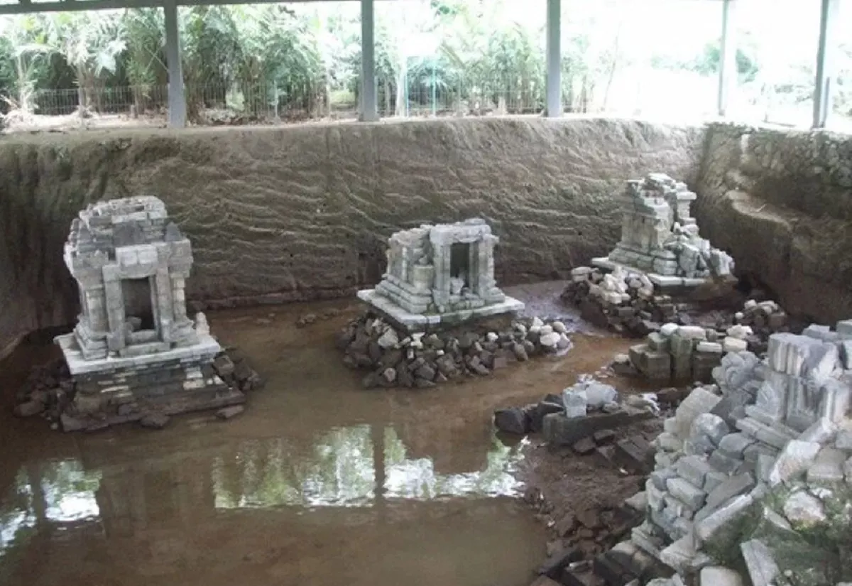 Tertanam 4 Meter di Bawah Lantai, Emas Kuno dan Dua Arca Dewa Surya Ditemukan di Candi Losari Magelang