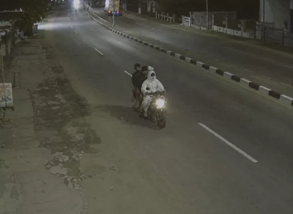Bukan Teror, Pocong Naik Motor Keliling Kota Solo Ternyata Uji Mental
