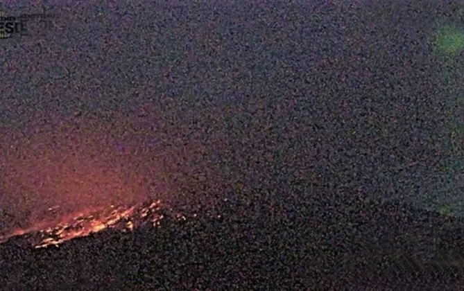 Semalam Erupsi, Pagi Ini Gunung Merapi Kembali Luncurkan Awan Panas Material Vulkanik