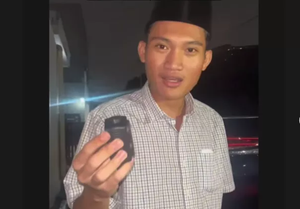 Kaget Temukan Alat Pelacak PBX Finder di Bawah Mobil, Ketua BEM UGM Sentil Rezim Prabowo!