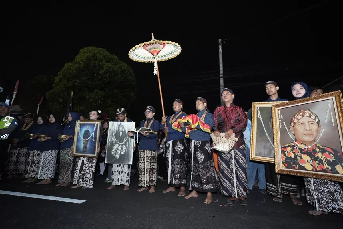 Menilik Suran Mbah Demang Banyuraden: Ritual Jalan Kaki Malam Hari dan Rahasia Kuliner Ketan Tholo