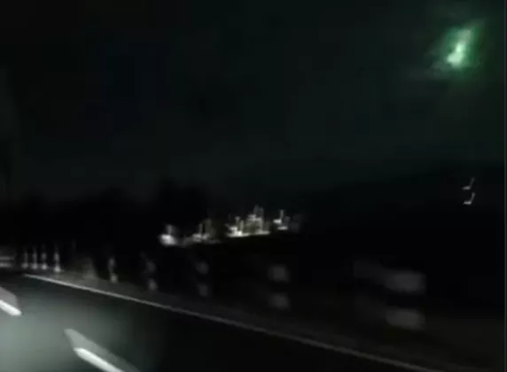 Geger Kilatan Misterius, Warga Sleman Saksikan Meteor Hijau Meluncur ke Arah Merapi