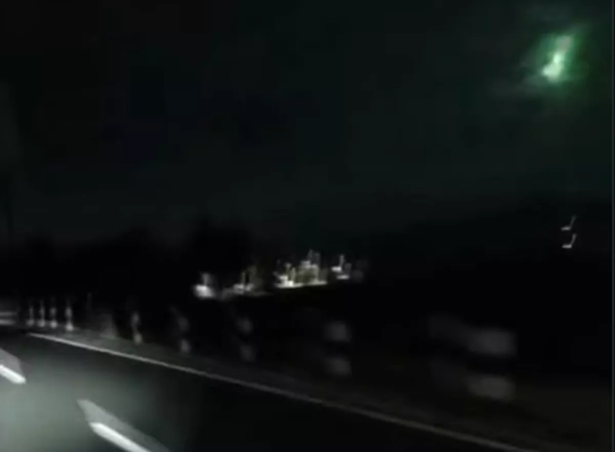 Geger Kilatan Misterius, Warga Sleman Saksikan Meteor Hijau Meluncur ke Arah Merapi