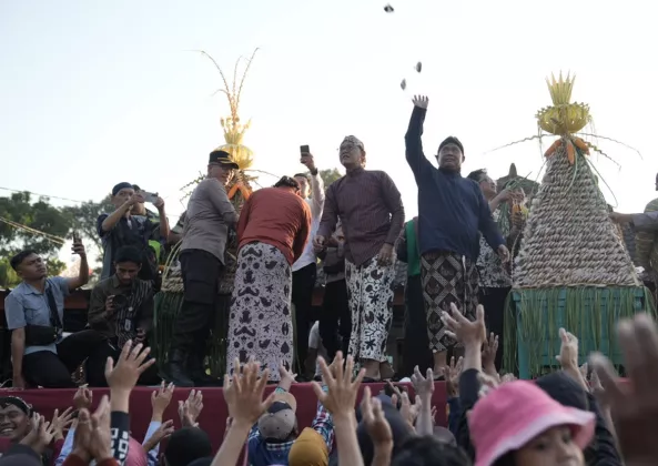 Meriahnya Saparan Ki Ageng Wonolelo ke-59, Warga Sleman Rebutan 1,5 Ton Apem