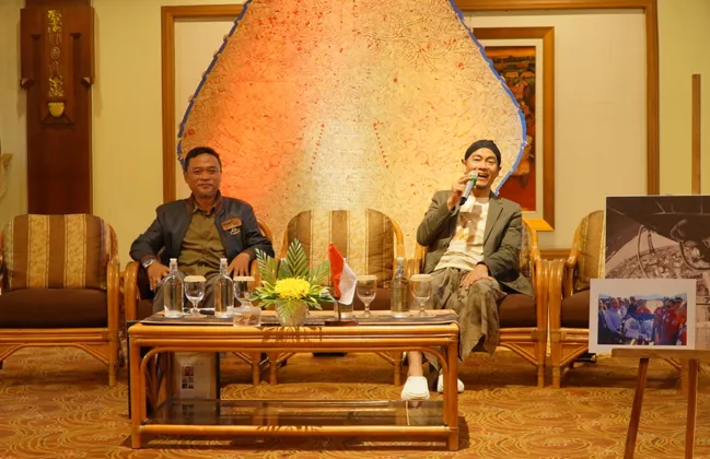 Langganan Cenderamata Tokoh Dunia, Lukisan Pelukis Koko Masuk Kamar Loman Park Hotel