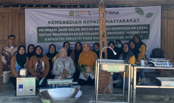 Genjot Daya Saing Jahe Kelor Wareng, Tim Dosen UWM Hibahkan Mesin Pengemas Modern