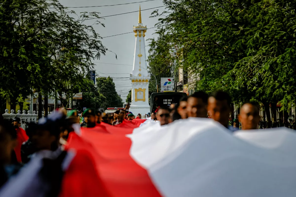 Utuh Tanpa Sambungan, Bendera 481 Meter Membentang dari Tugu hingga Titik Nol Jogja