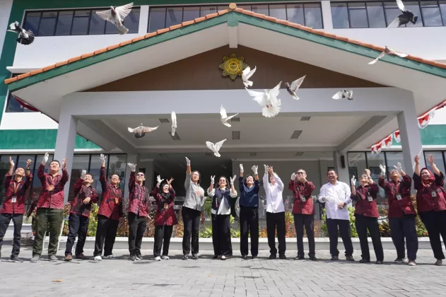 Pembukaan Dies Natalis Ke 44 UWM, GKR Mangkubumi Lepas 15 Burung Merpati
