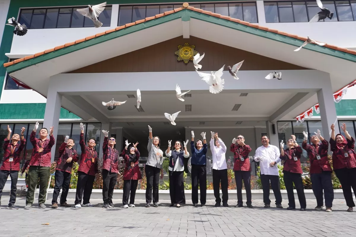 Pembukaan Dies Natalis Ke 44 UWM, GKR Mangkubumi Lepas 15 Burung Merpati