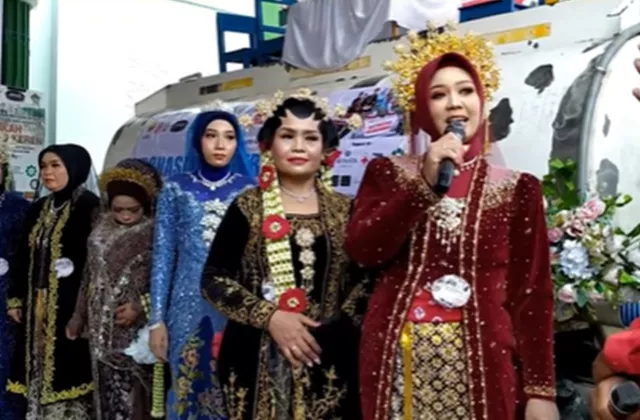 Unik! 11 Pasangan di Bantul Akad Nikah di Atas Truk Tangki, Maharnya Air Bersih