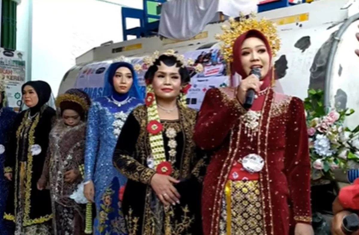 Unik! 11 Pasangan di Bantul Akad Nikah di Atas Truk Tangki, Maharnya Air Bersih